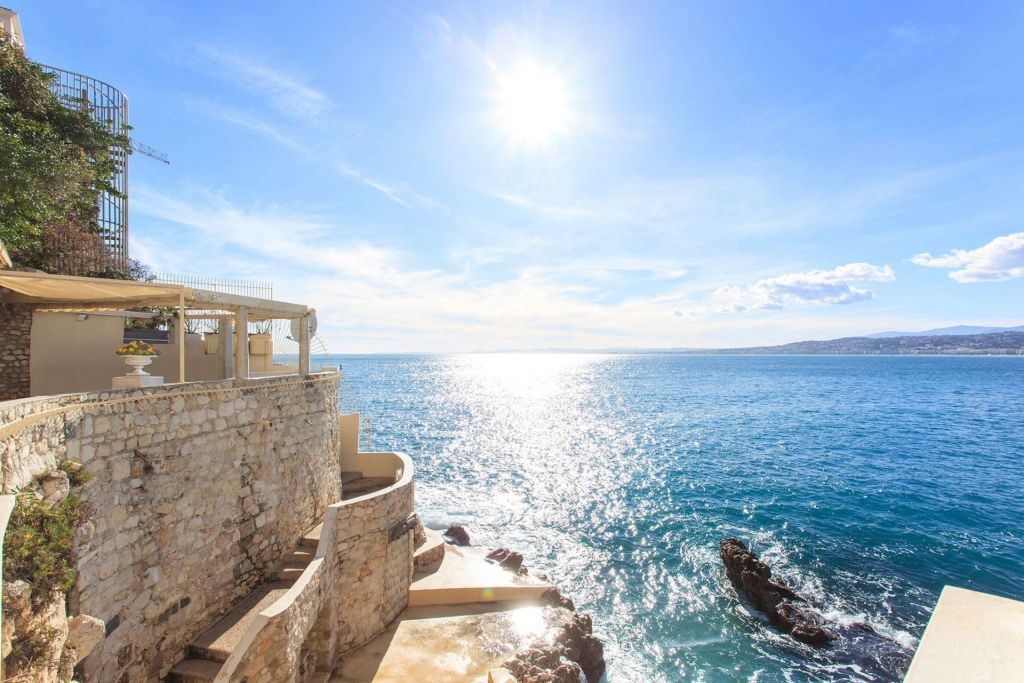 Ten advantages of purchasing a seafront property on the French Riviera