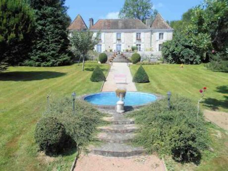Small castle on wooded garden of 7771m2