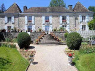 Small castle on wooded garden of 7771m2
