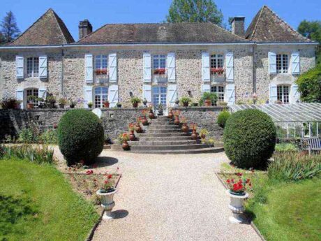 Small castle on wooded garden of 7771m2