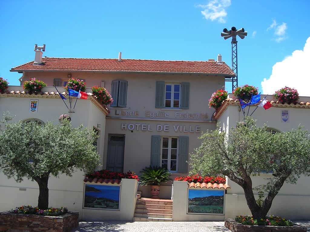 Villa and apartment for sale in La Croix Valmer