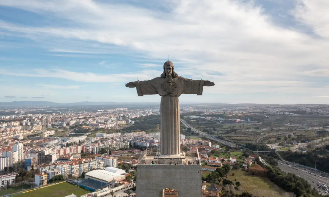 Searching for property for sale in Almada? Explore 2026 trends, from riverside flats to the new Innovation District. Secure your Lisbon South Bay home today.