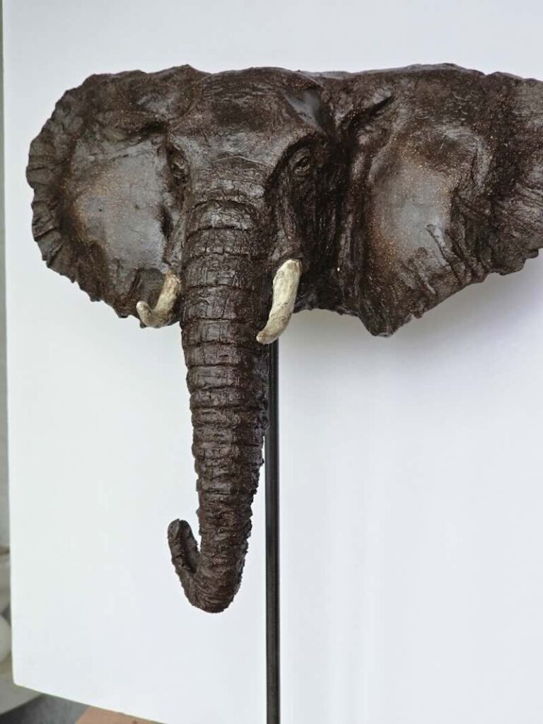 Olifant sculptuur van lokale Riviera kunstenares Karine Garzi