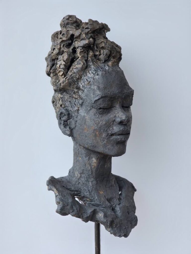 Artistiek sculpturaal portret van Karine Garzi